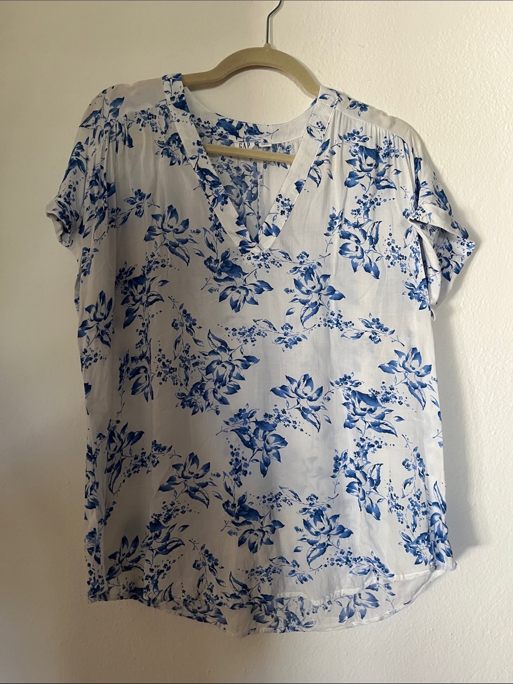 GAP Blue Floral Print White V-neck Blouse